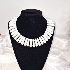 A Women's White Acrylic Choker Collar Necklace Fashion Model Runway Vintage